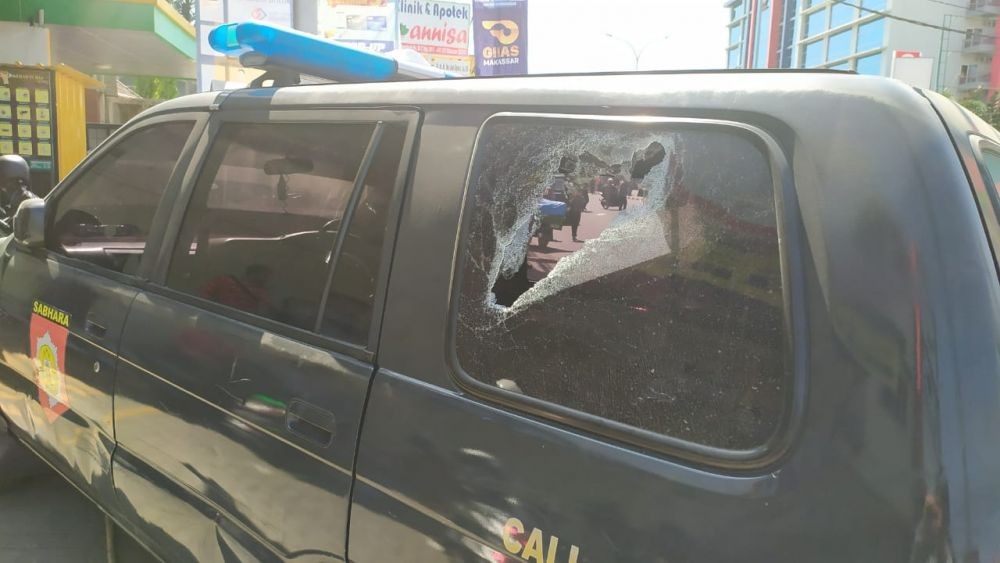 [BREAKING] Mobil Polisi Dirusak Massa yang Demo di Depan DPRD Sulsel