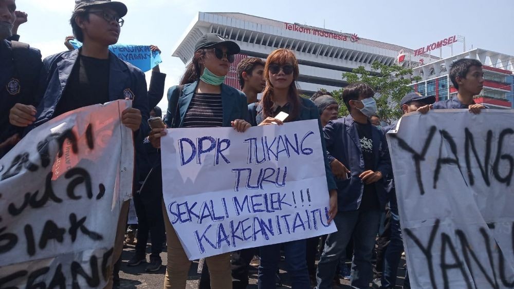 10 Poster Banyol ala Mahasiswa Semarang saat Aksi RUU KUHP dan UU KPK