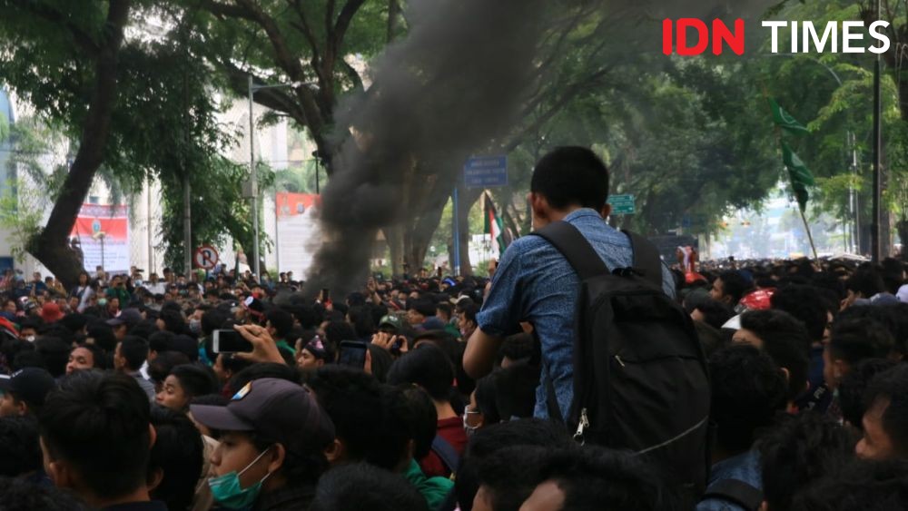 [FOTO] Kericuhan Demo di DPRD Sumut, Lemparan Batu vs Gas Air Mata