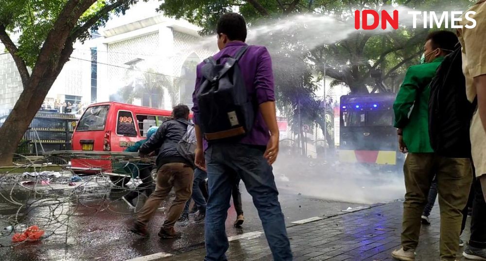 [FOTO] Kericuhan Demo di DPRD Sumut, Lemparan Batu vs Gas Air Mata