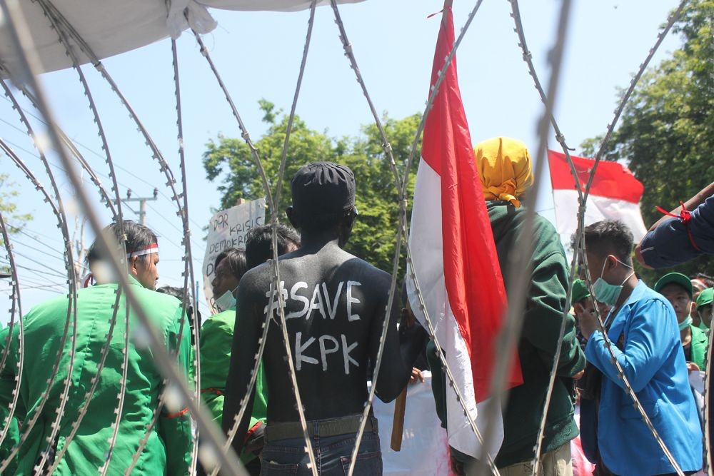 [FOTO] Demo Mahasiswa di Palu Sulteng Berujung Ricuh 