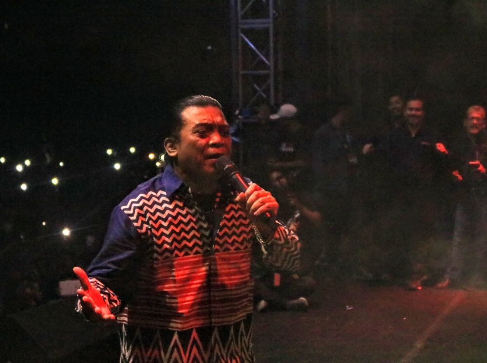 [FOTO] Ekspresi Lucu 'Sobat Ambyar' Ikut Bernyanyi Bersama Didi Kempot