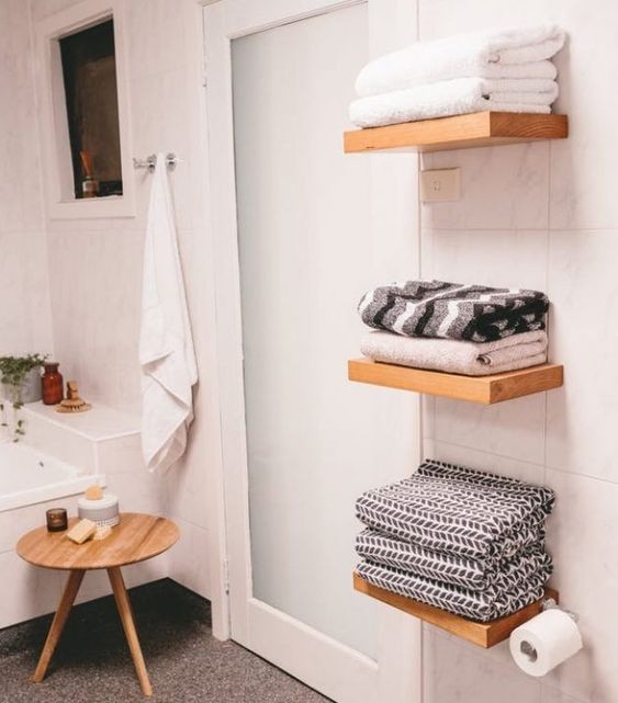 Biar Estetis Mirip Kamar Mandi Hotel! Begini 10 Ide Menyimpan Handuk