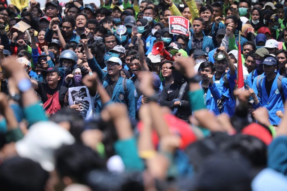 [FOTO] Aksi Ganjar Pranowo Temui Mahasiswa saat Demo di Semarang