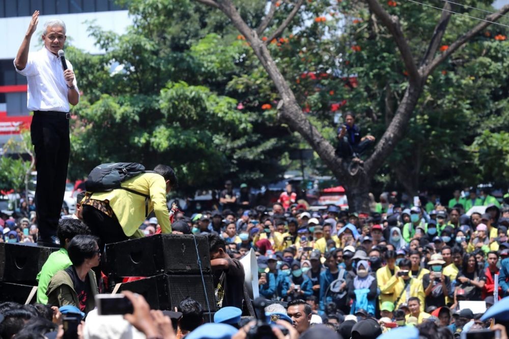 [FOTO] Aksi Ganjar Pranowo Temui Mahasiswa saat Demo di Semarang