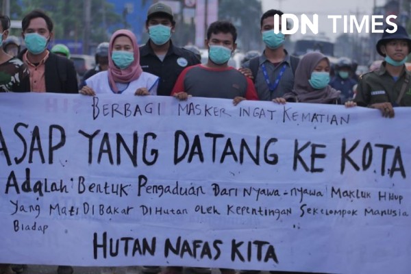 Bagikan Masker, Komunitas Sahabat Alam Imbau Hutan Jangan Dibakar Lagi