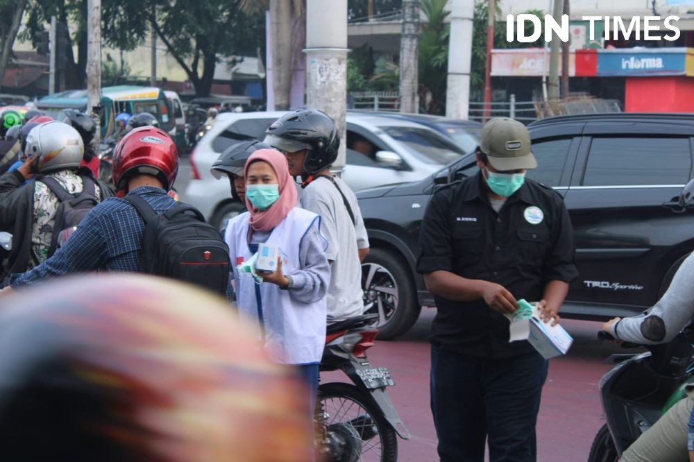 Bagikan Masker, Komunitas Sahabat Alam Imbau Hutan Jangan Dibakar Lagi