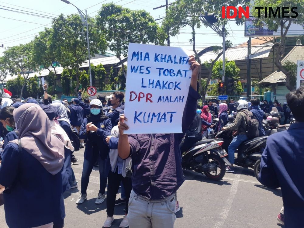7 Potret Mahasiswa Zaman Now pada Aksi Surabaya Menggugat