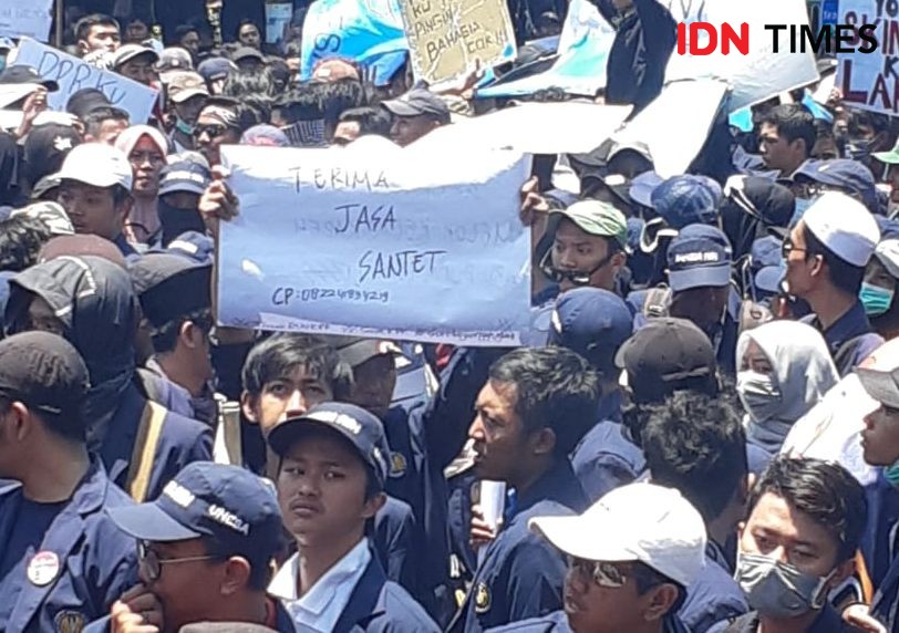 7 Potret Mahasiswa Zaman Now pada Aksi Surabaya Menggugat