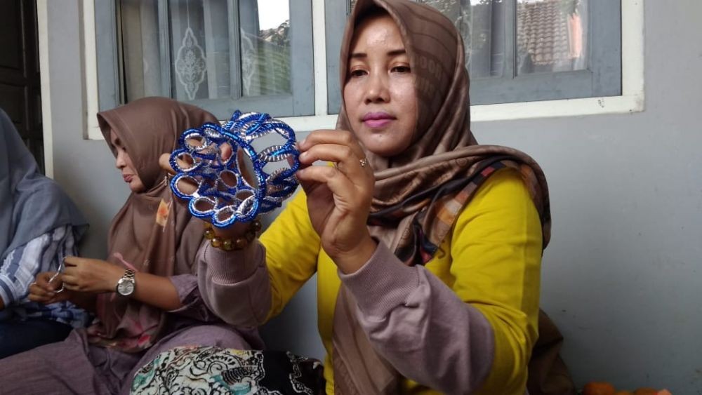 Sampah Plastik Disulap Para Ibu Rumah Tangga Jadi Pakaian Karnaval 