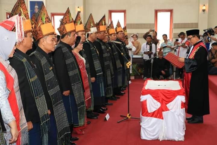 Dilantik, 50 Anggota DPRD Simalungun Kompak Gunakan Baju Adat