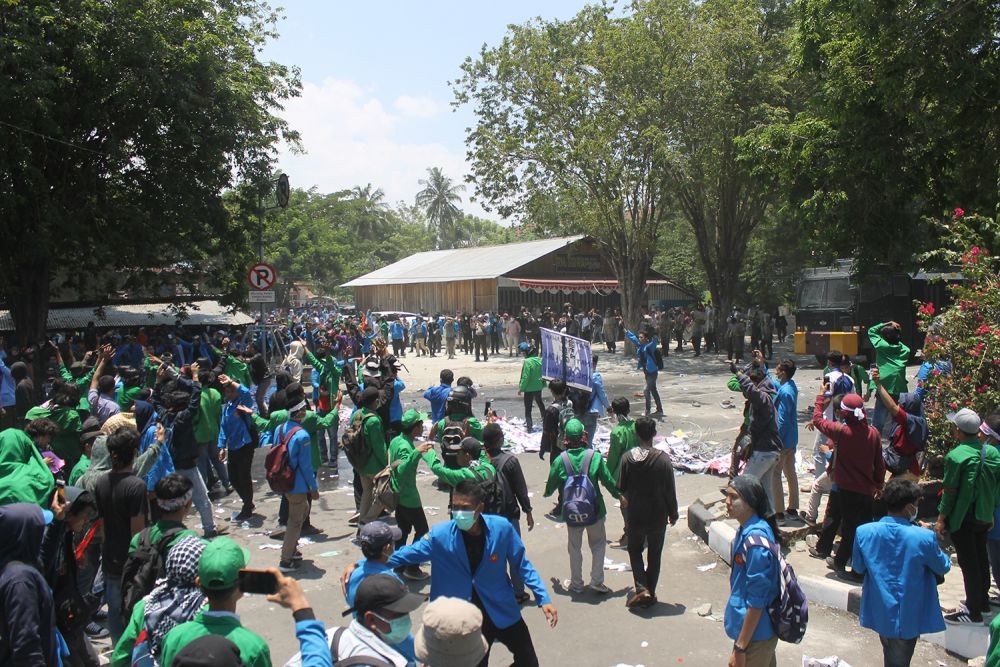 [FOTO] Demo Mahasiswa di Palu Sulteng Berujung Ricuh 