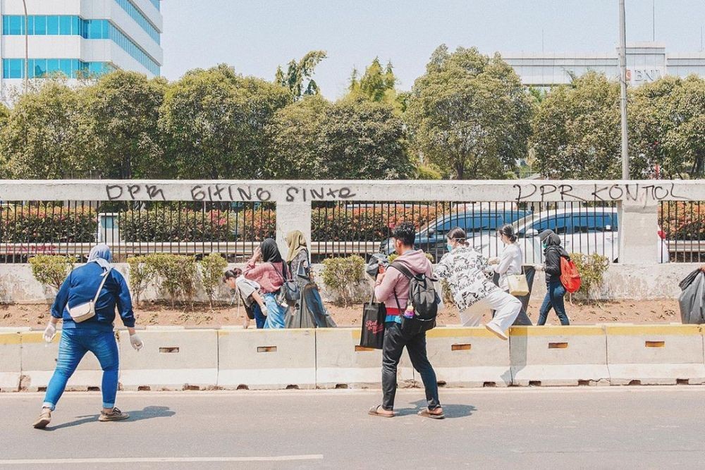 Salut, 10 Potret Aksi Awkarin dan Raden Rauf Pungut Sampah Usai Demo