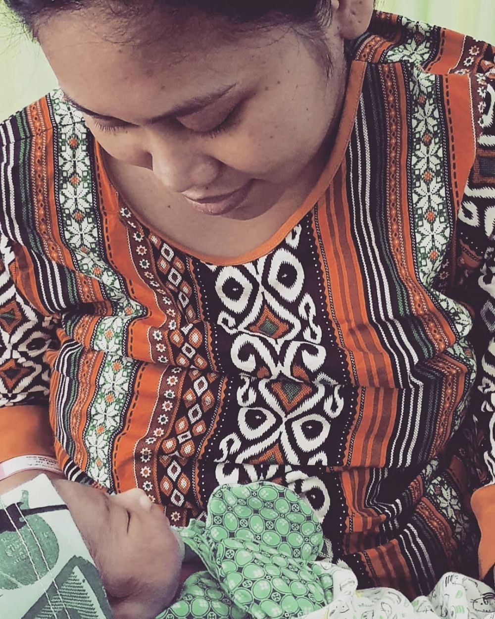 Ibu Siaga, 10 Potret Manis Evi Masamba Ketika Momong Baby Meyshyla