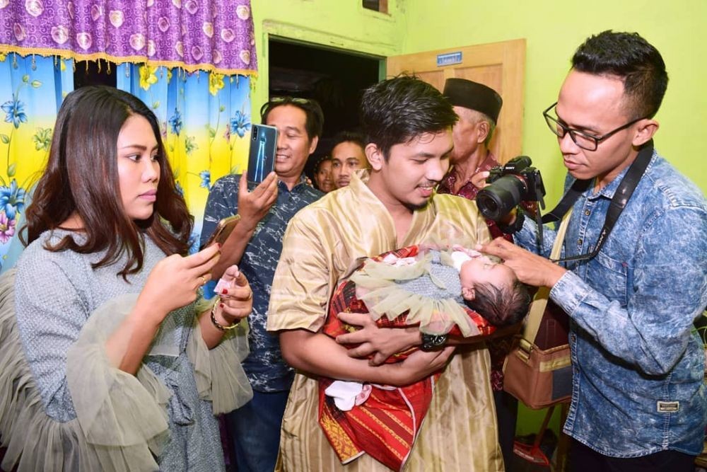 Ibu Siaga, 10 Potret Manis Evi Masamba Ketika Momong Baby Meyshyla