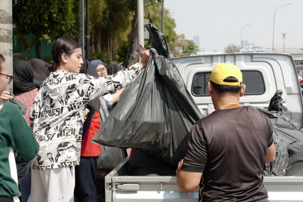 Jatuh Cinta, Awkarin Unggah Foto Ketua BEM UGM di Instagram Story-nya