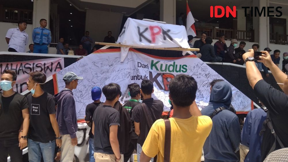 Blokir Jalan, Mahasiswa Kudus Aksi Minta Evaluasi UU KPK dan RKUHP