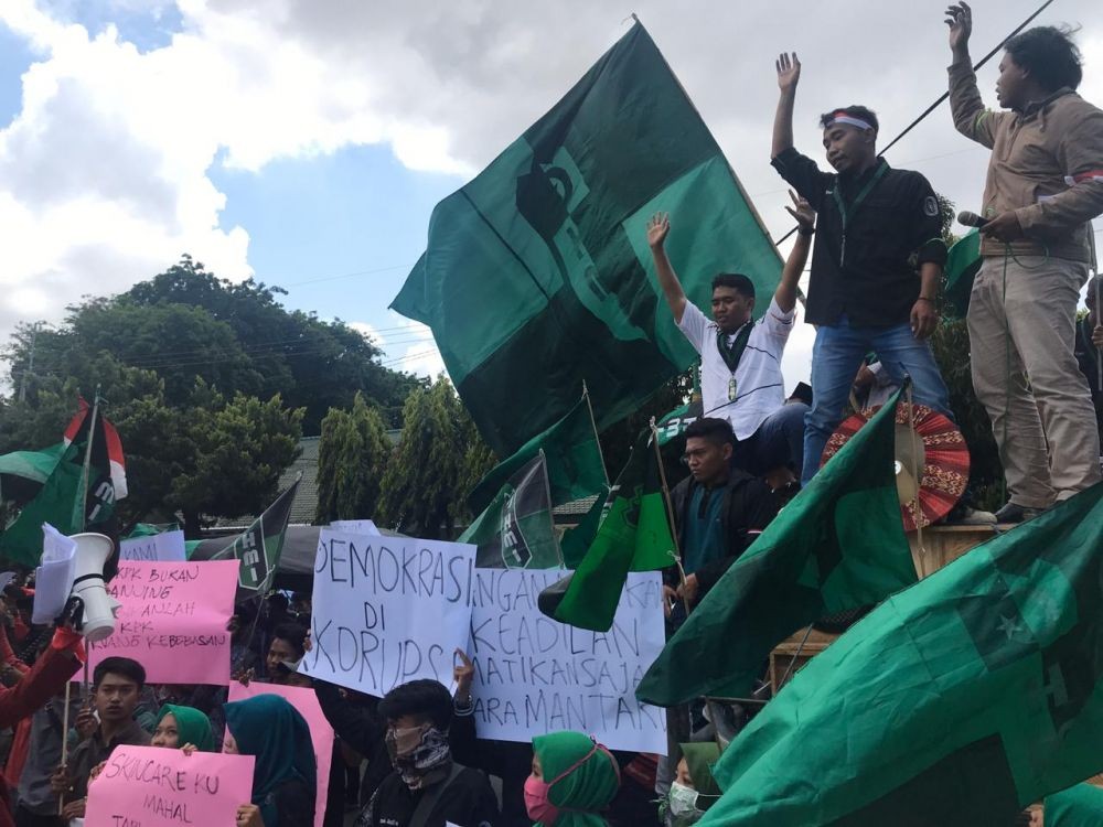 Ratusan Mahasiswa Ancam Ruqyah Kantor DPRD Sumenep
