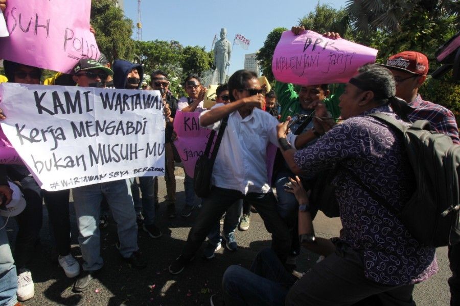 Potret Massa Salat di Jalan Makassar Hingga Aksi Solidaritas Jurnalis