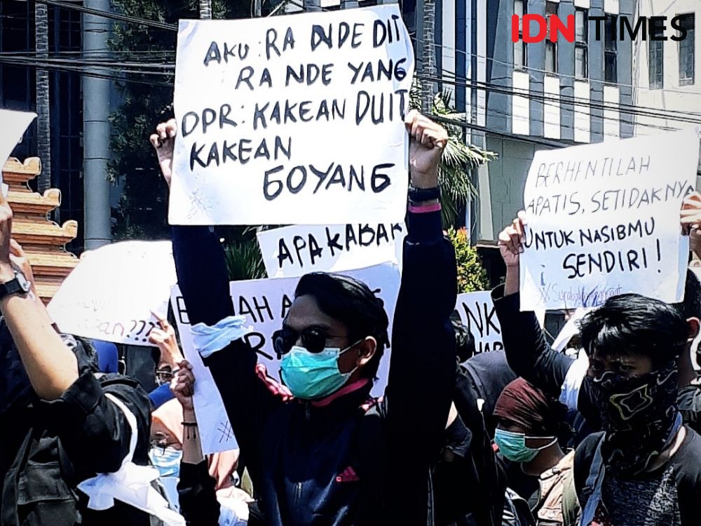 Demo Nyambi Curhat, 5 Foto Mahasiswa pada Aksi Surabaya Menggugat 