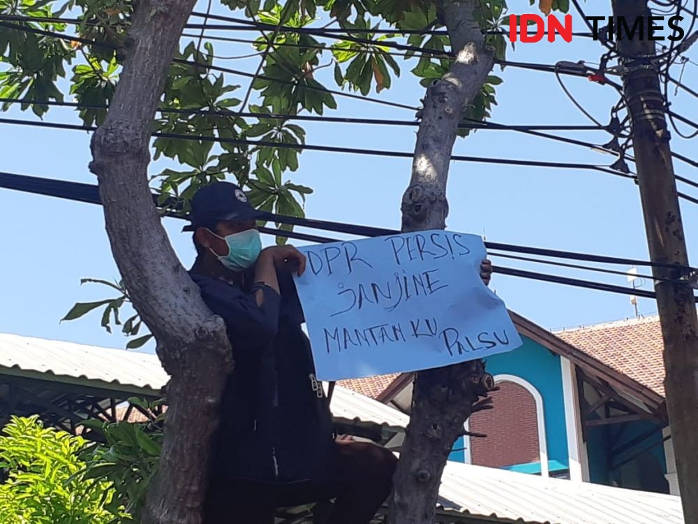 Demo Nyambi Curhat, 5 Foto Mahasiswa pada Aksi Surabaya Menggugat 