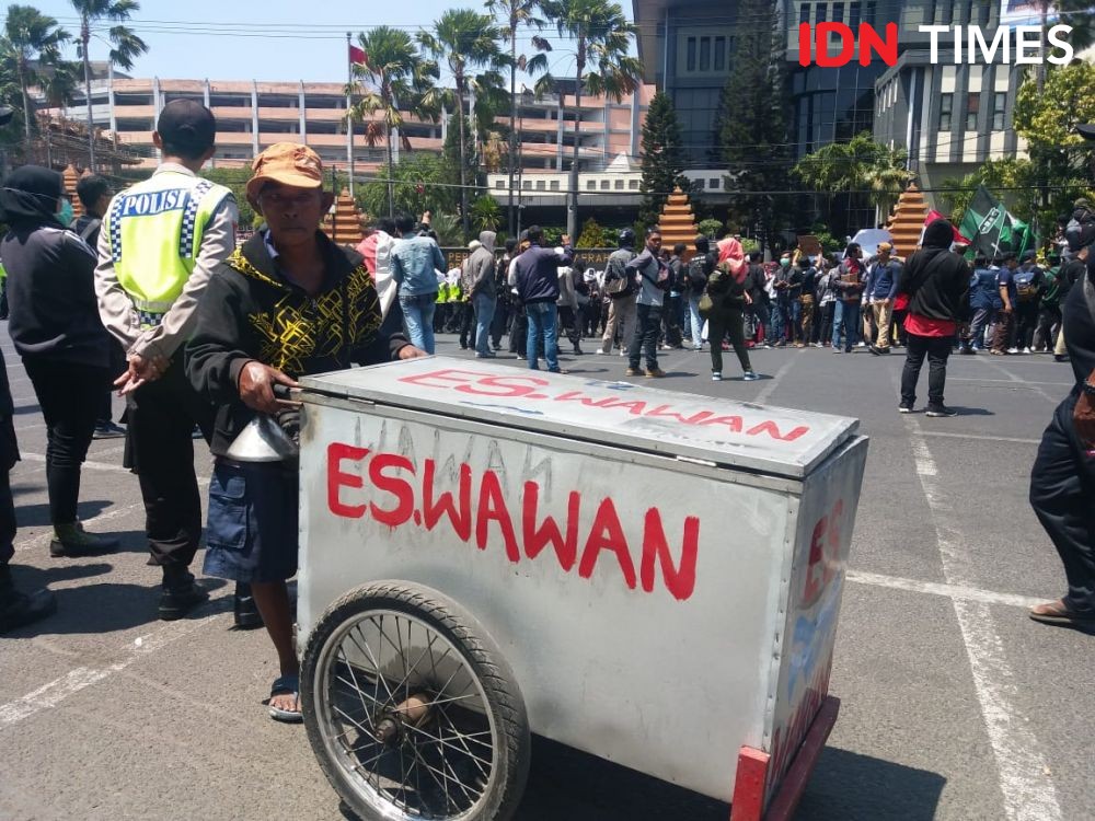 7 Potret Para Pengais Rezeki di Tengah Aksi Surabaya Menggugat