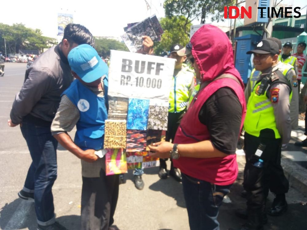 7 Potret Para Pengais Rezeki di Tengah Aksi Surabaya Menggugat