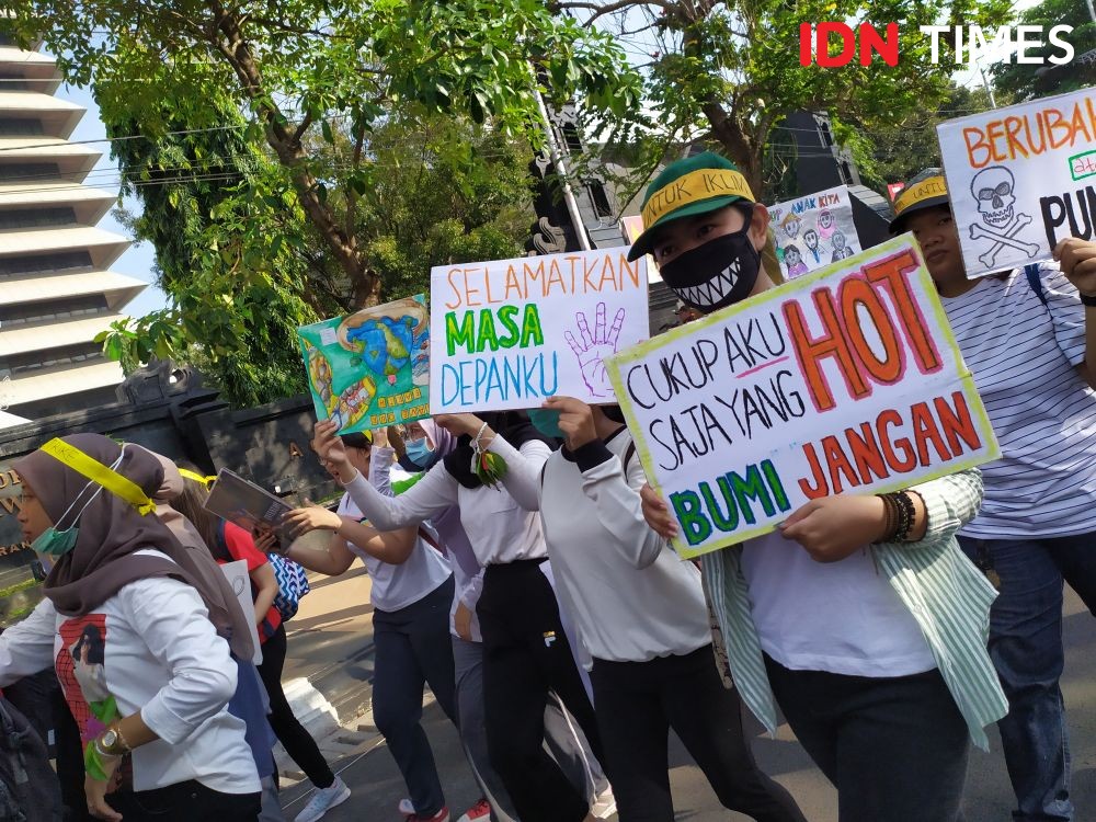 [FOTO] Karnaval Jeda Untuk Iklim Semarang, Peserta Pakai Kostum Lucu