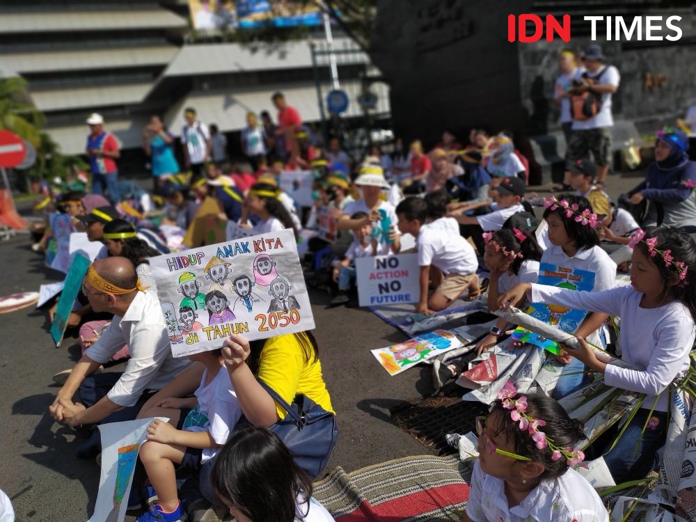 [FOTO] Karnaval Jeda Untuk Iklim Semarang, Peserta Pakai Kostum Lucu