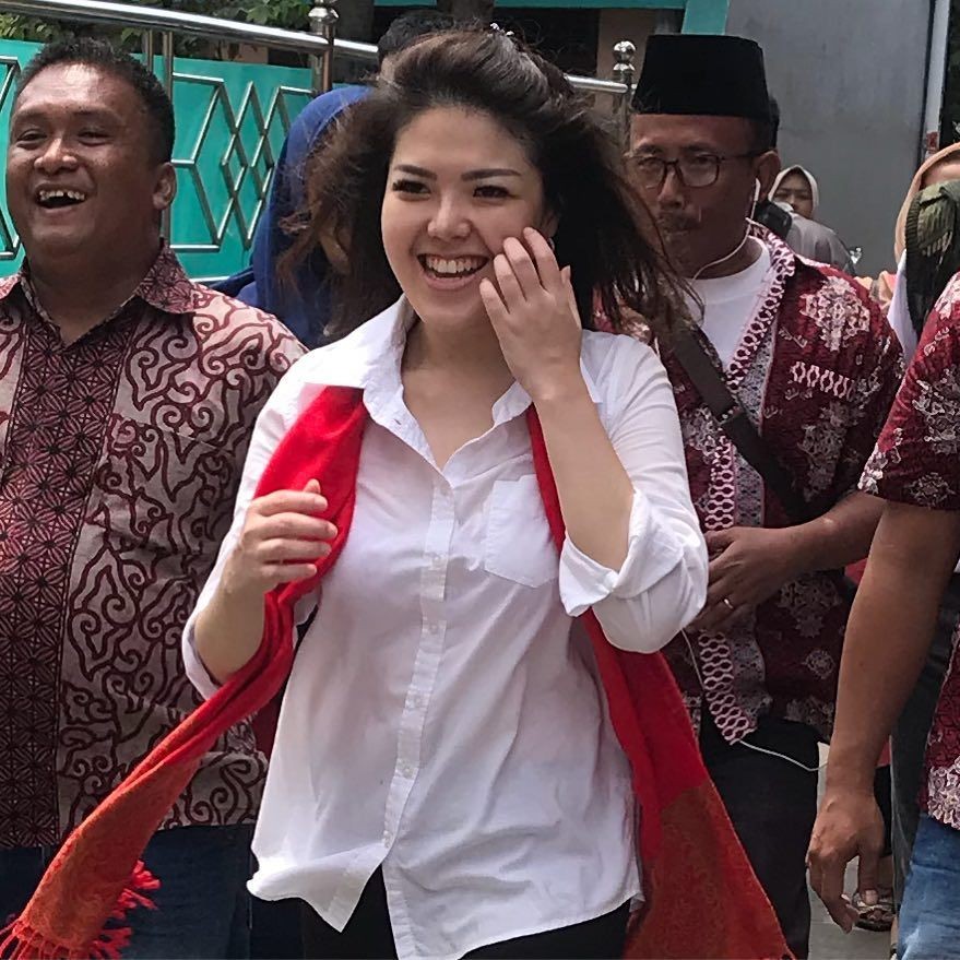 10 Potret Modis Tina Toon yang Kini Jadi Anggota Dewan, Berwibawa!