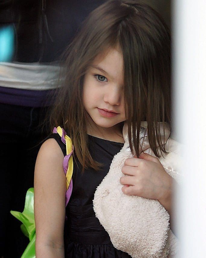 10 Potret Anak Bungsu Tom Cruise, Suri Cruise yang Makin Memesona