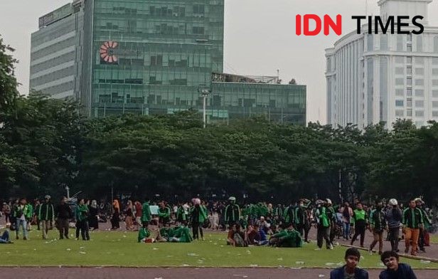 Sisi Lain Demo di Medan, Selfie usai Bentrok hingga Pelajar Disuapi