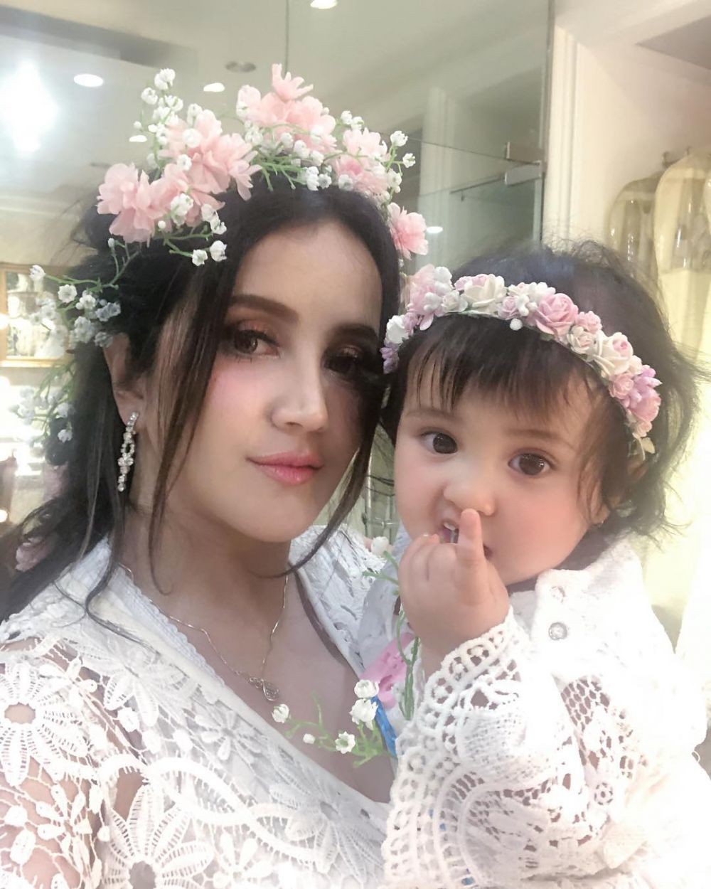 10 Potret Manis Andi Soraya Momong Baby Kylie, Kompaknya Panutan Deh