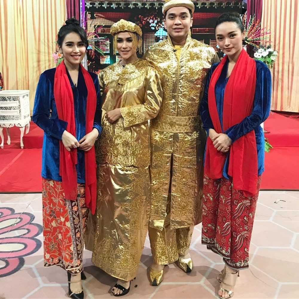 Pas Buat Penyuka Kebaya Simpel! Yuk Intip Style ala Ayu Ting Ting