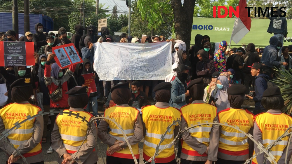 Demo Mahasiswa UMP, 'Pak Bhabin' dan Kapolres Ajak Joged Salah Apa Aku