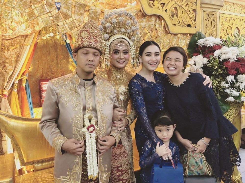 Pas Buat Penyuka Kebaya Simpel! Yuk Intip Style ala Ayu Ting Ting