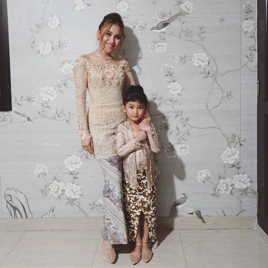 Pas Buat Penyuka Kebaya Simpel! Yuk Intip Style ala Ayu Ting Ting