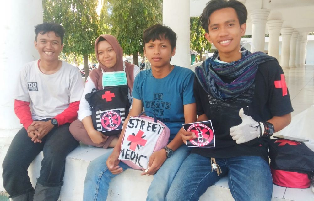 Prihatin Korban Demo, Mahasiswa Makassar Membentuk Tim Medis Jalanan 