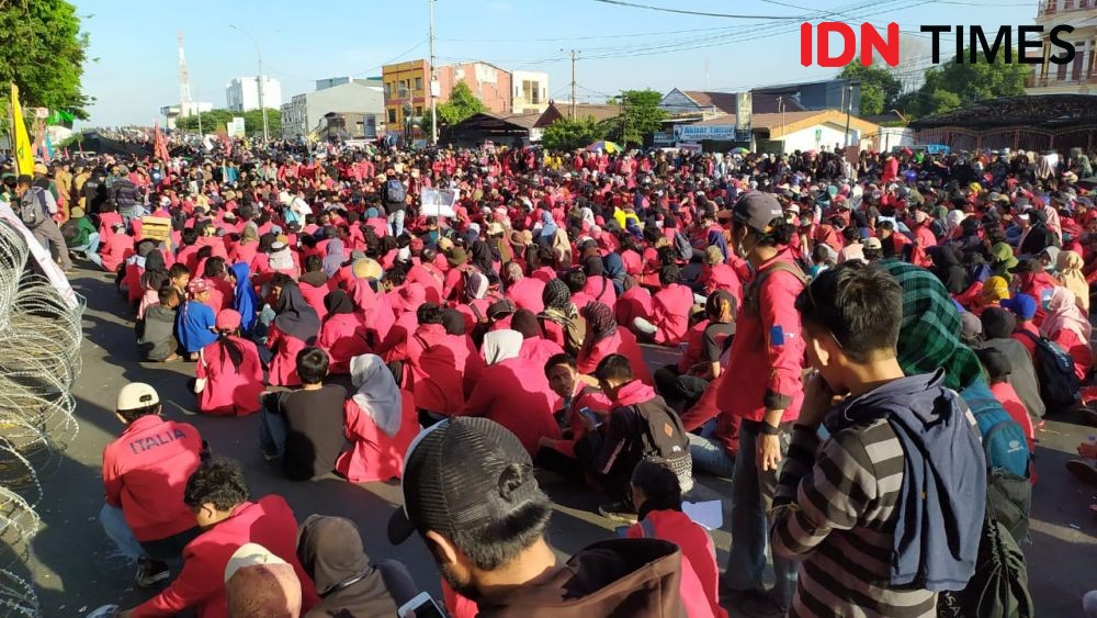 Demo hingga Petang, Mahasiswa Ngotot Ingin Duduki DPRD Sulsel