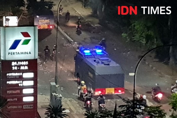 Malam Mencekam di Palmerah, Massa Serang Aparat Pakai Batu dan Molotov