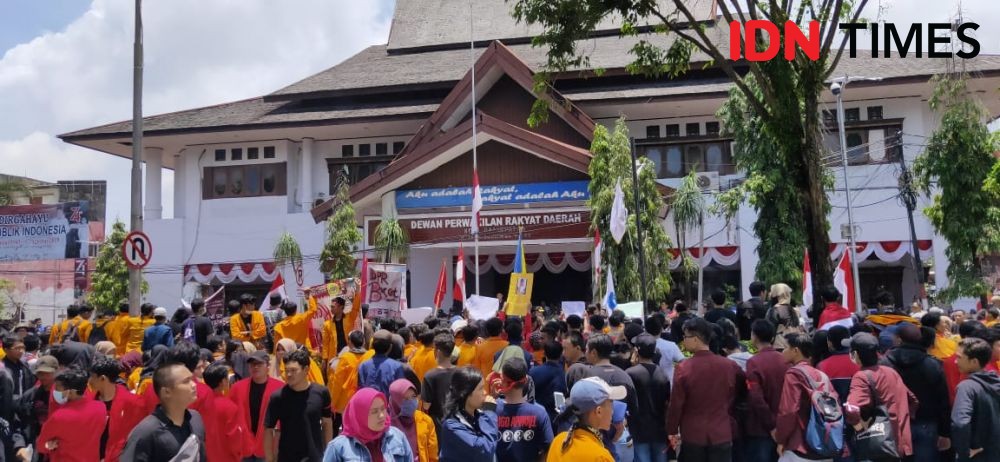 Ribuan Mahasiswa di Balikpapan Kembali Gerudug Gedung DPRD 