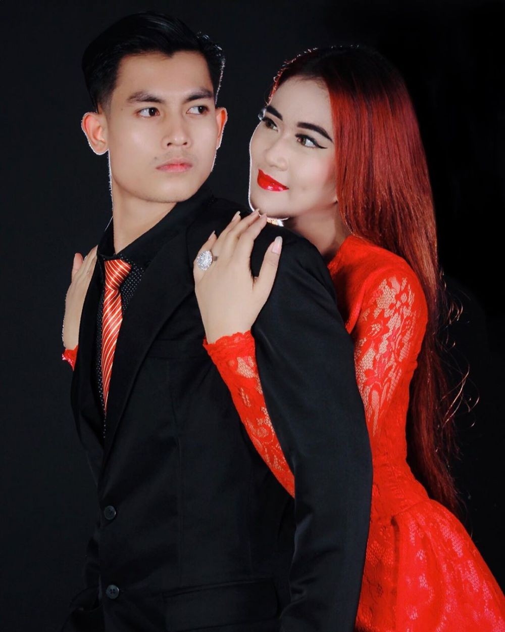 10 Potret Kemesraan Dona & Ujang, Pengantin Bersuara Merdu yang Viral