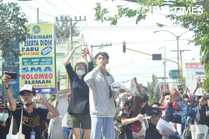 Pelajar Ikut Aksi Demo #GejayanMemanggil 2: Kami Bela Negara!