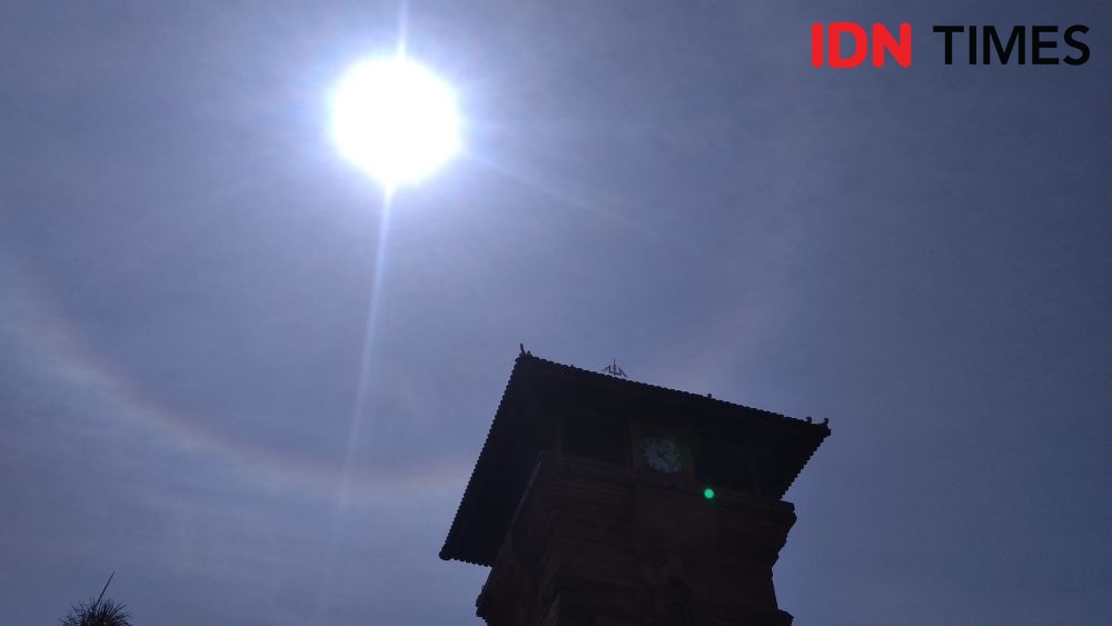 Fenomena Halo Matahari, Warga Ramai Foto di Kompleks Makam Sunan Kudus