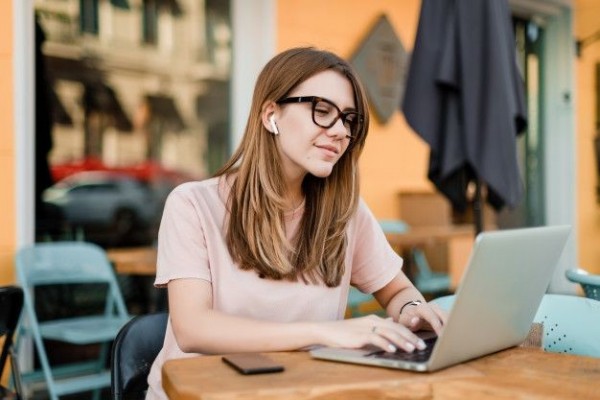 Hobi Baca Fanfic? Ini 7 Dampak Positif yang Kamu Dapat dari Baca FF