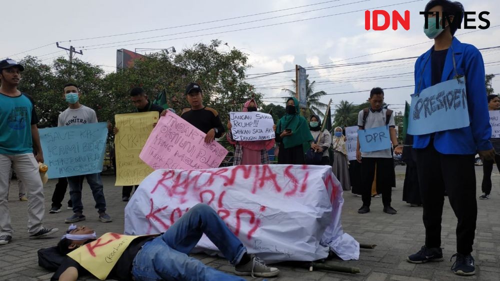 Aktivis HMI Binjai dan Langkat Bawa Keranda ke Gedung DPRD
