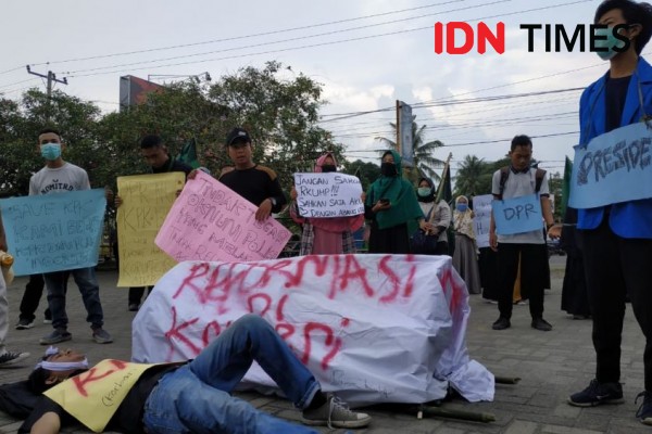 Aktivis HMI Binjai dan Langkat Bawa Keranda ke Gedung DPRD
