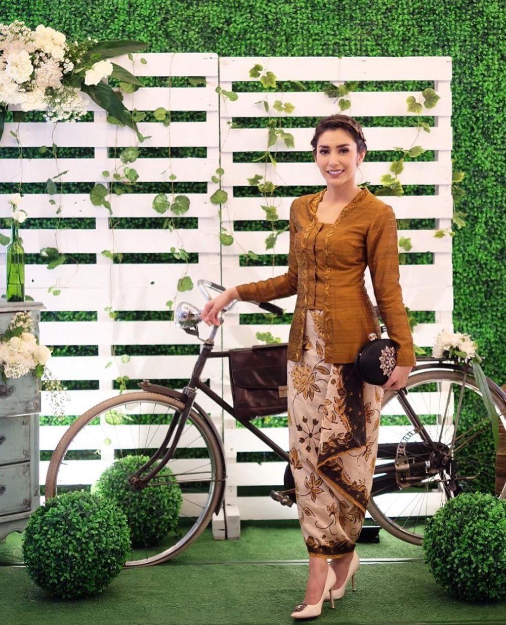 Pas untuk Dipakai Kondangan! Ini Style Kebaya Modern ala Tyas Mirasih