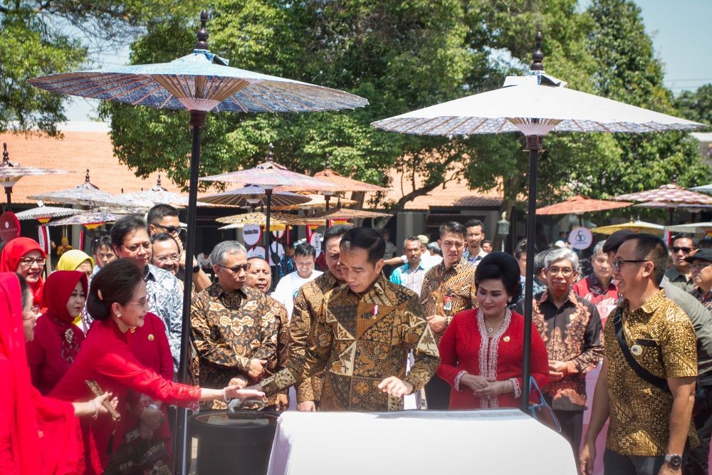 [FOTO] Makna Batik Motif Tambal Pamiluto Jokowi, Diyakini Menolak Bala