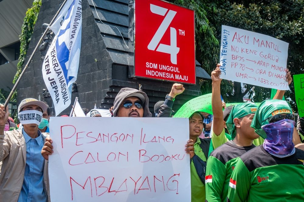 Demo Buruh Semarang Demonstran dan Polisi Joged Lagu 'Salah Apa Aku'